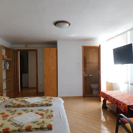 Szamoca Vendeghaz 3* Μίσκολτς